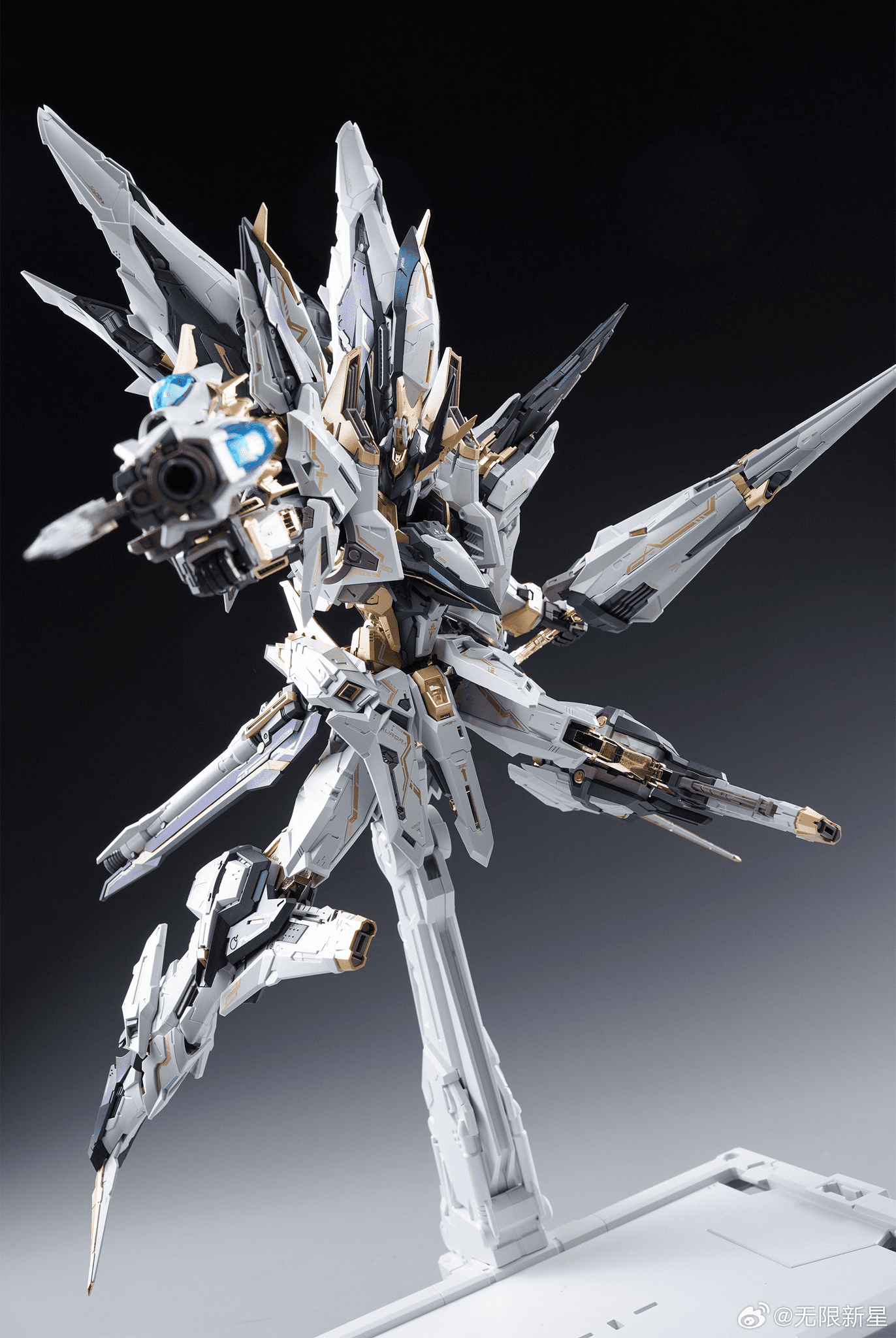 Aurora Infinity Nova 1/100 Scale Model Kit Aurora Infinity Nova 1/100 Scale Model Kit