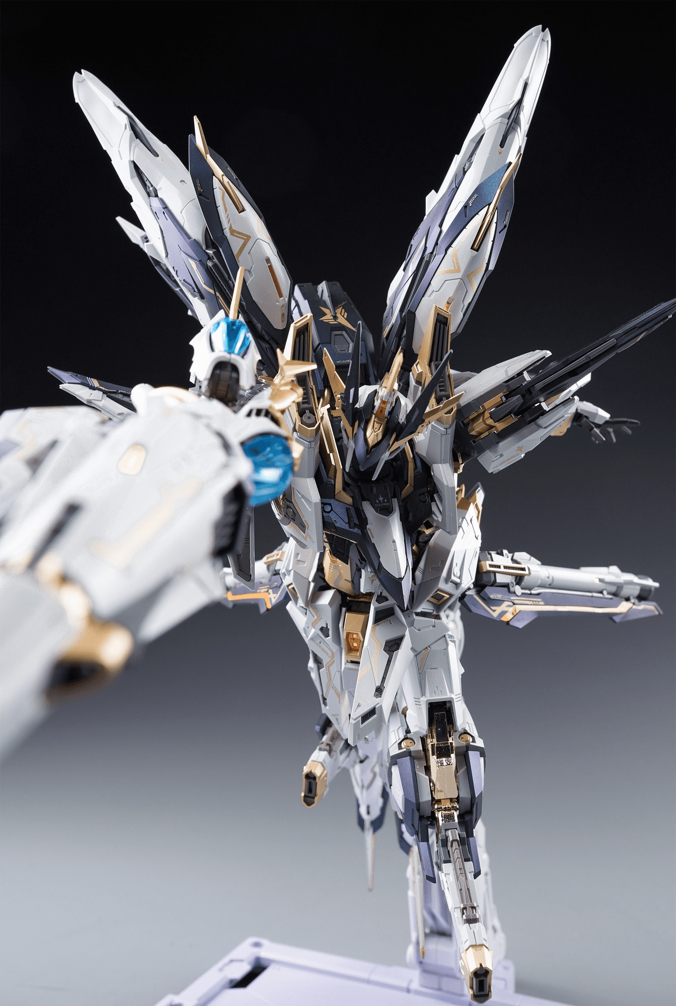 Aurora Infinity Nova 1/100 Scale Model Kit Aurora Infinity Nova 1/100 Scale Model Kit