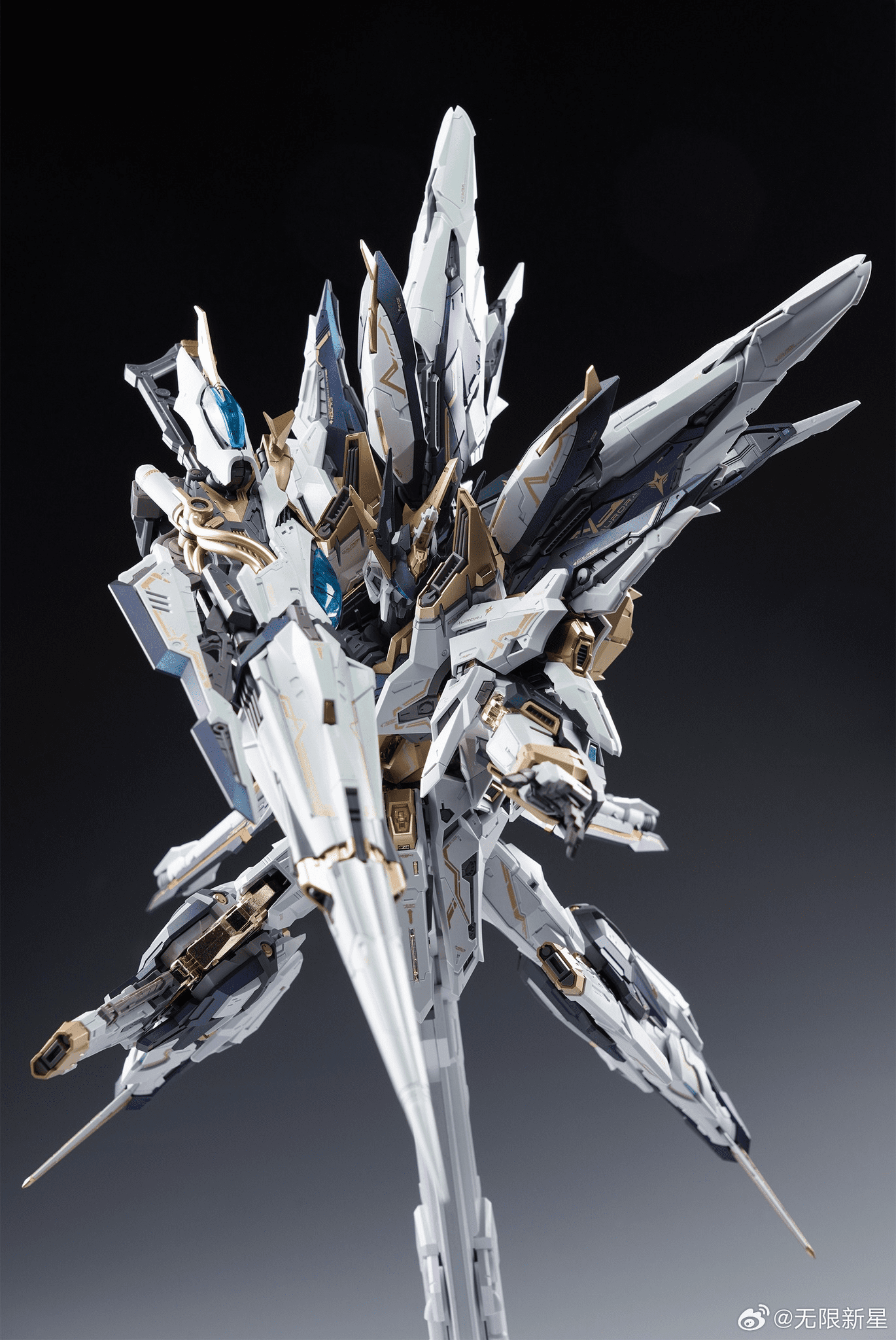 Aurora Infinity Nova 1/100 Scale Model Kit Aurora Infinity Nova 1/100 Scale Model Kit