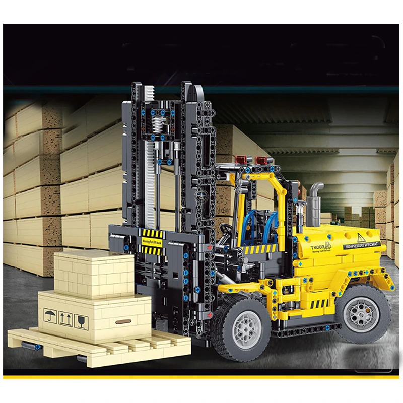 1/20 Scale Remote Controlled Forklift with 2027 Pieces 1/20 Scale Remote Controlled Forklift with 2027 Pieces