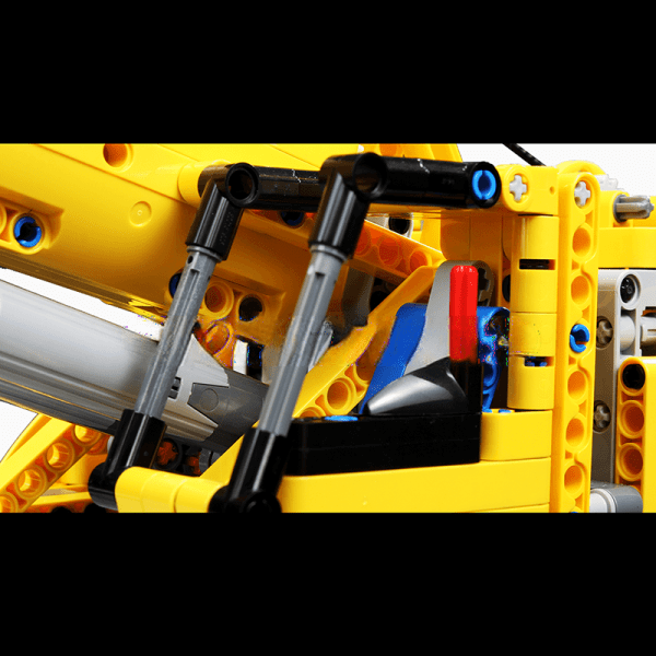 Remote Control Mechanical Crane Constructor Kit by ActionFigureNow ?C 13107 Model with 2,590 Pieces