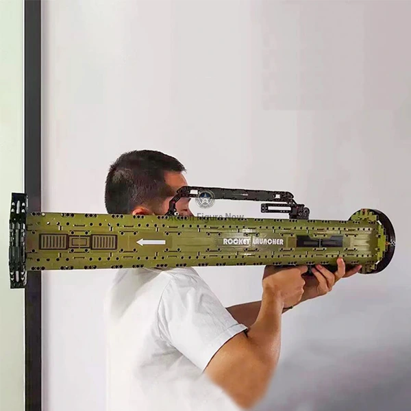 M136 AT-4 Anti-Tank Grenade Launcher Model Kit (1747 Pieces) M136 AT-4 Anti-Tank Grenade Launcher Model Kit (1747 Pieces)