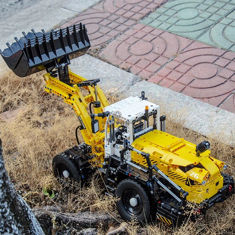 Heavy-Duty 1802-Piece Remote-Controlled Construction Loader Heavy-Duty 1802-Piece Remote-Controlled Construction Loader