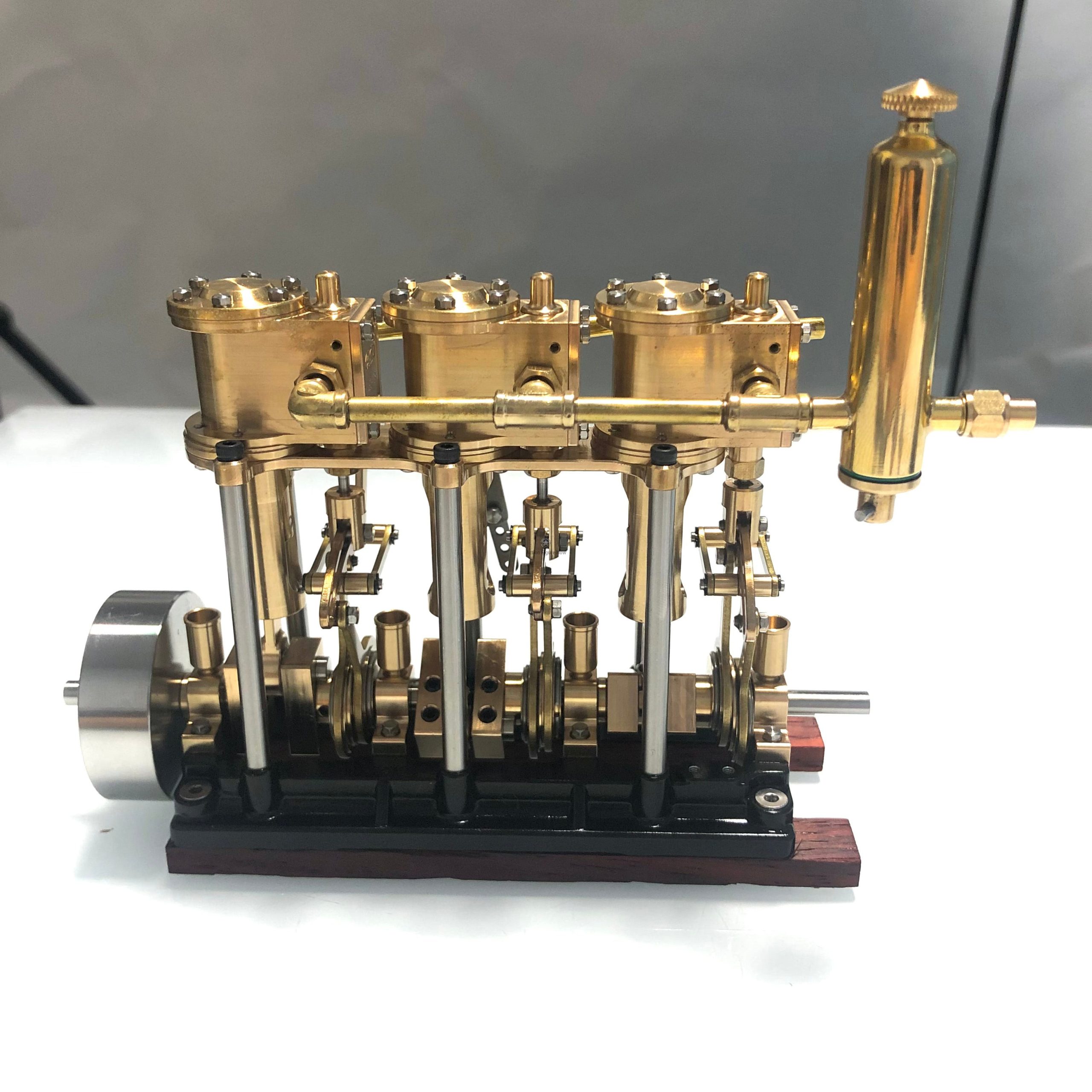 KACIO LS3-13S Three-Cylinder Steam Engine Model with Oil Cup and Forward/Reverse Rotation Capability KACIO LS3-13S Three-Cylinder Steam Engine Model with Oil Cup and Forward/Reverse Rotation Capability