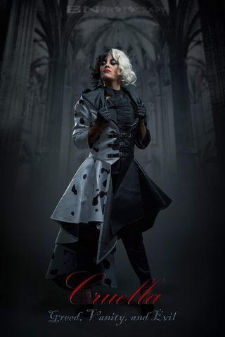 Disney's Cruella de Vil Deluxe Cosplay Costume - Movie Edition photo review