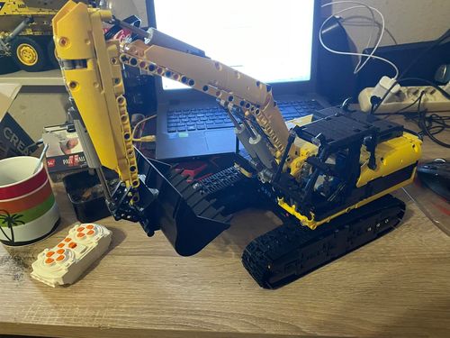 2067pcs Remote-Control Excavator photo review