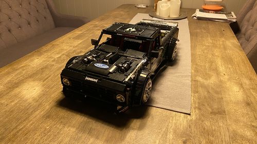 Remote Controlled Lowered Pickup Truck with 3694 Pieces photo review