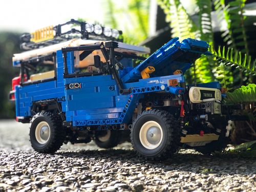 FJ40 Toyota Land Cruiser SUV Jeep 2101pcs Remote Control Building Blocks photo review