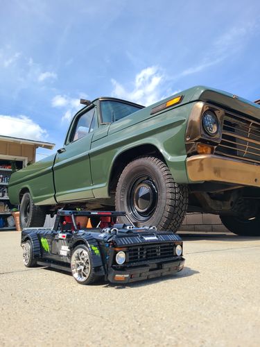 Remote Controlled Lowered Pickup Truck with 3694 Pieces photo review